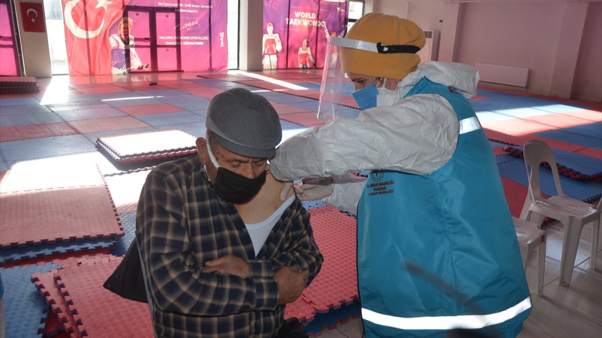 Turkey launches vaccination for people over age 80