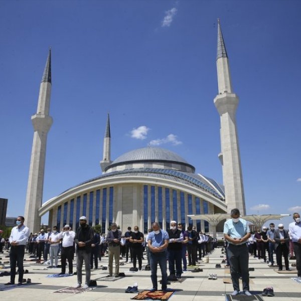 Turkey reopens mosques for prayers