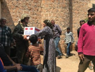 Turkish agencies continue to hand out humanitarian aid to Syria
