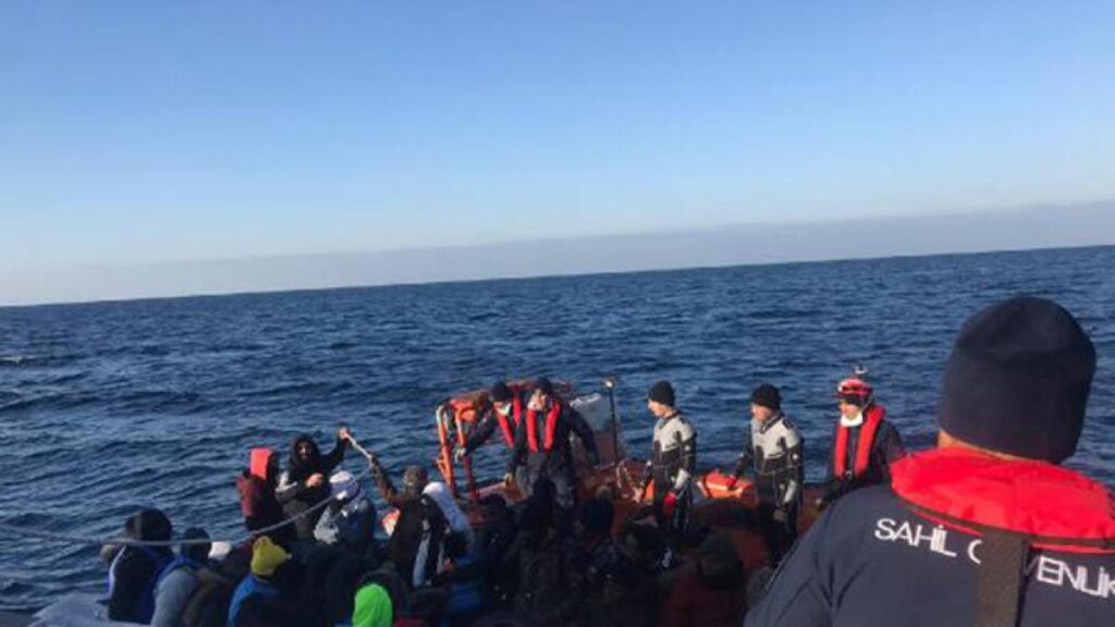 Turkish coast guard teams seize 75 asylum seekers
