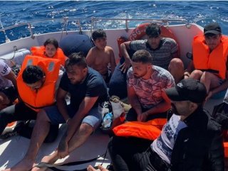 Turkish coast guards rescue 8 migrants from sinking boat