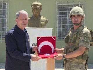 Turkish defense chief visits troops on Syria border