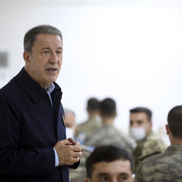 Turkish defense chief visits Turkey’s Syrian border region