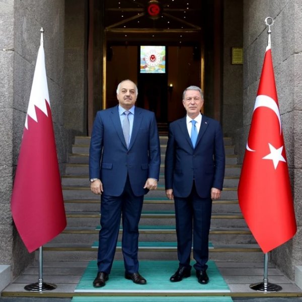 Turkish defense minister meets his Qatari counterpart