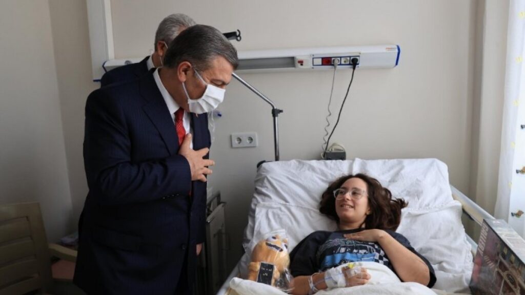 Turkish health minister visited quake survivors in hospital