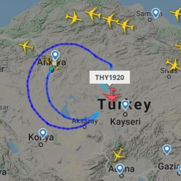 Turkish plane draws national flag in sky to celebrate April 23