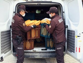 Turkish police hand out bread to citizens amid virus curfew