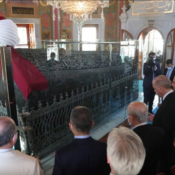 Turkish President visits tomb of conqueror of Istanbul
