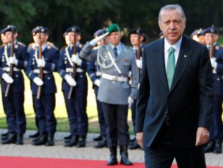 Turkish president welcomed with military honors in Berlin