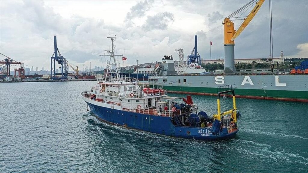 Turkish research ship investigating sea snot problem in Marmara