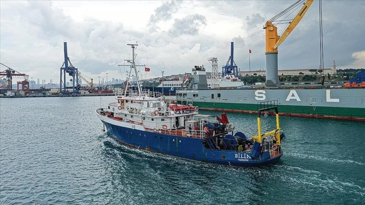 Turkish research ship investigating sea snot problem in Marmara