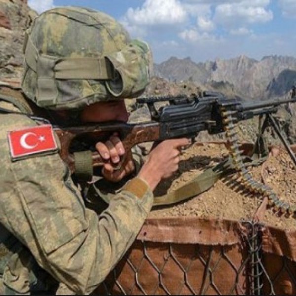 Turkish soldiers arrest two PKK terrorists in northern Syria