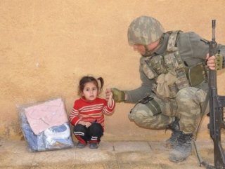 Turkish soldiers put smiles on Jarablus’ children's faces