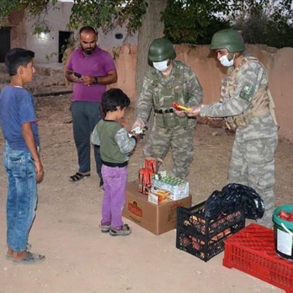 Turkish soldiers share meal with Syrians