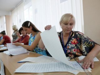 Ukraine President seeks power boost with snap election