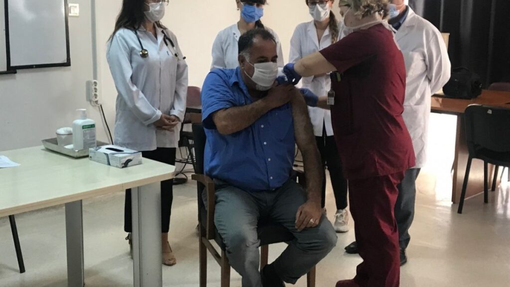 Volunteer gets 2nd dose of Turkey-made coronavirus vaccine