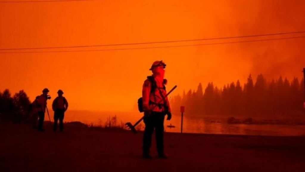 Wildfires force evacuation of entire town in California