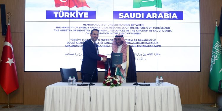 Saudi minister Alkhorayef is received by Türkiye's Energy Minister Alparslan Bayraktar. (AA photo)