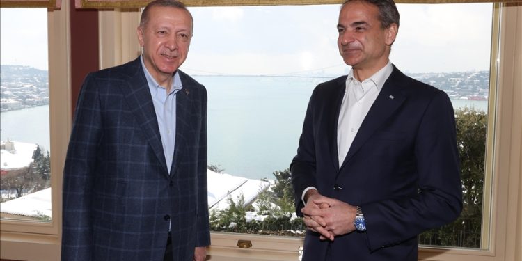 Turkish President Erdoğan meets Greek Prime Minister Mitsotakis in Istanbul. (AA photo)