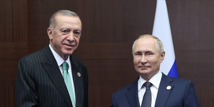 Turkish President Erdoğan shakes hand with his Russian counterpart Putin (AA photo)