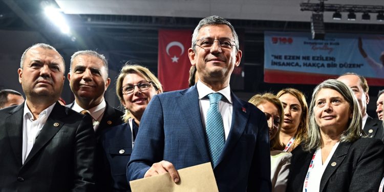 Özgür Özel casts his vote for the Party Assembly and High Discipline Committee elections on October 6, 2023.